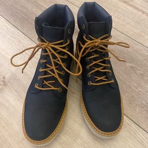 Navy/tan Timberlands. Size 6.5